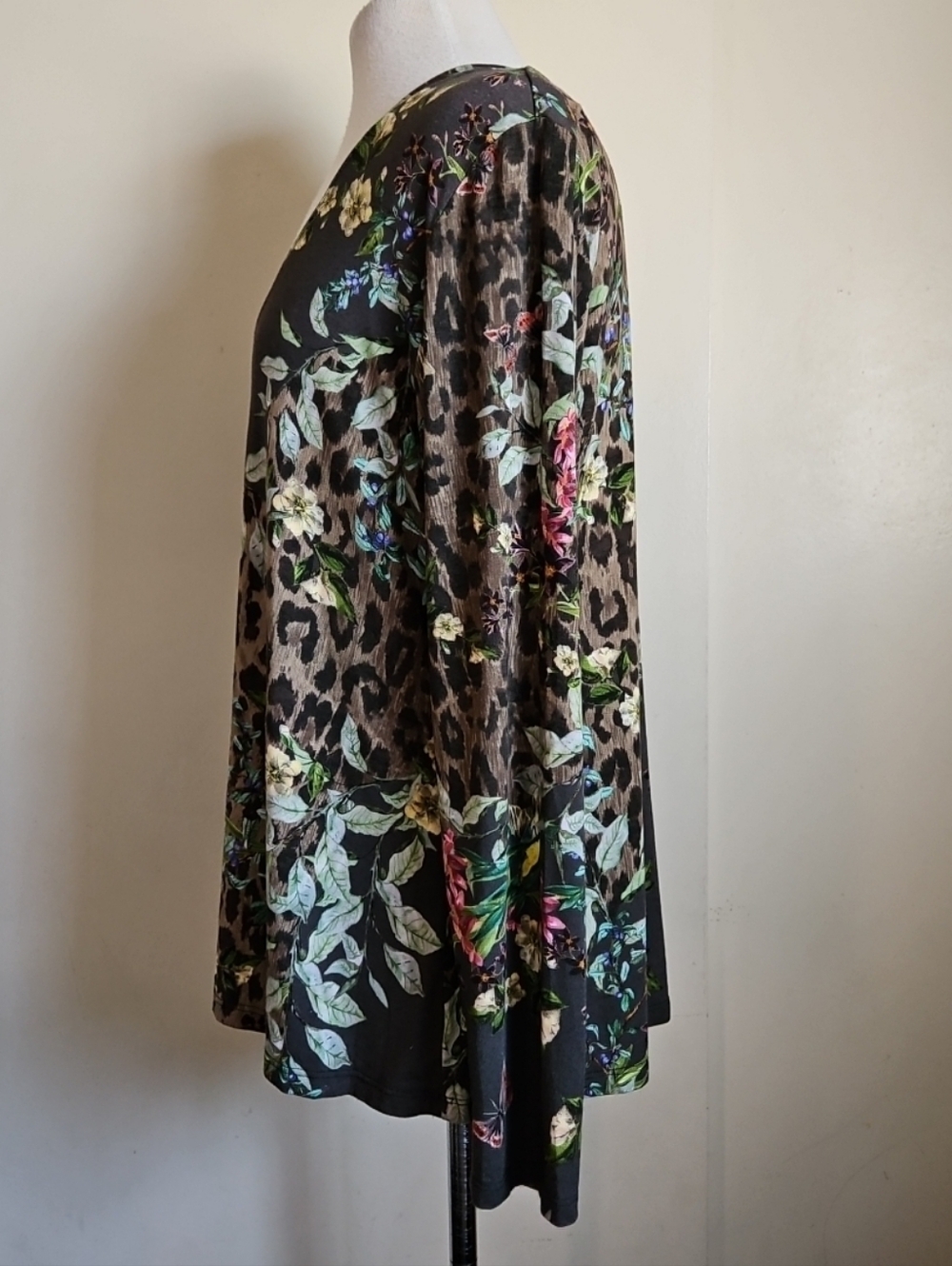 Johnny Was Ash Bird Floral & Leopard Print V-Neck Long Sleeve Top Tee Sz Medium - Picture 11 of 14